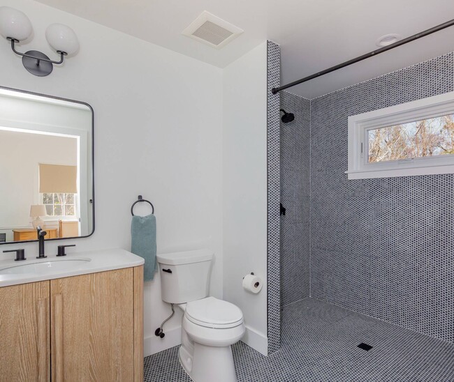 Building Photo - 212 Meadows W