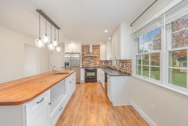 Building Photo - 125 Fieldstone Dr