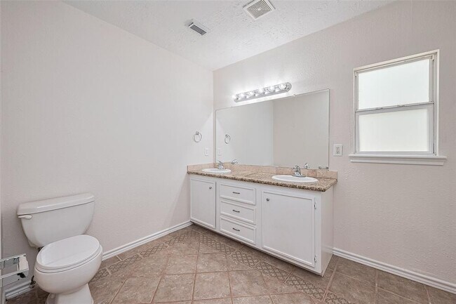 Building Photo - 5323 Forest Dr