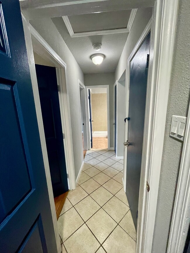 Building Photo - 9451 Hindi Dr