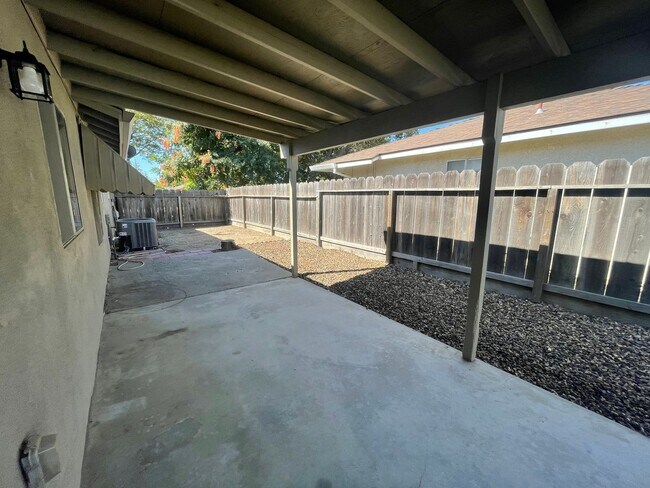 Building Photo - Single story located in East Modesto neigh...