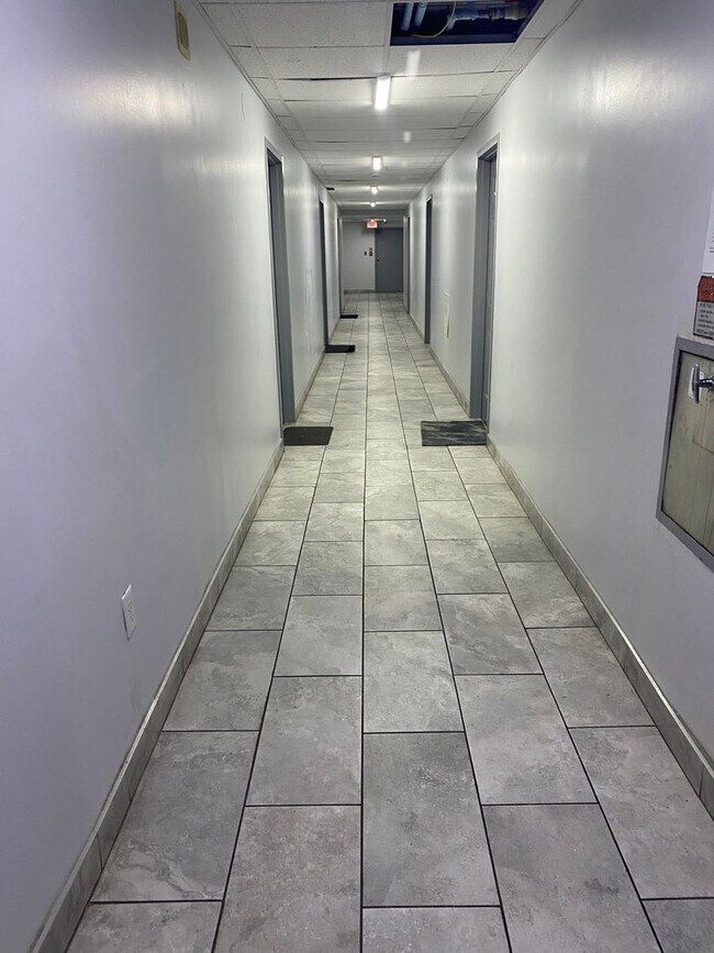 Building Photo - 1600 Park Cir