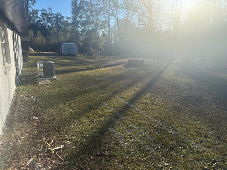 Building Photo - 910 Moran St