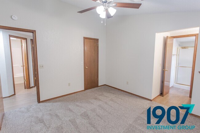 Building Photo - 2102 Briarcliff Dr