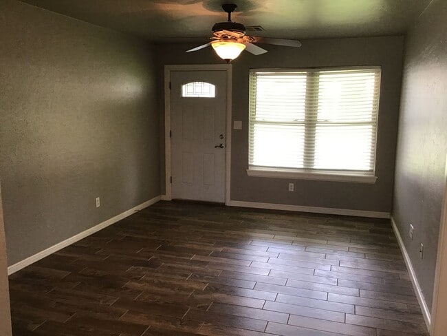Building Photo - 3 bedroom, 1 1/2 baths and a 1 car garage ...