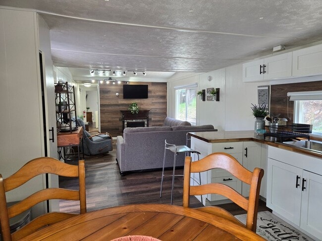 Building Photo - Great Two Bedroom Close To Midtown