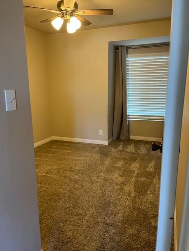 Building Photo - 3 Bed 2 Bath House located in the Heart of Tehachapi! Available 3/1/2026!