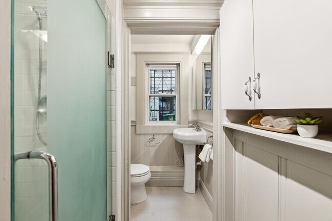 Building Photo - Pacific Heights: Updated Condo w/ Enchanting Shared Garden