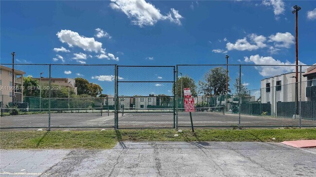 Building Photo - 8885 Fontainebleau Blvd