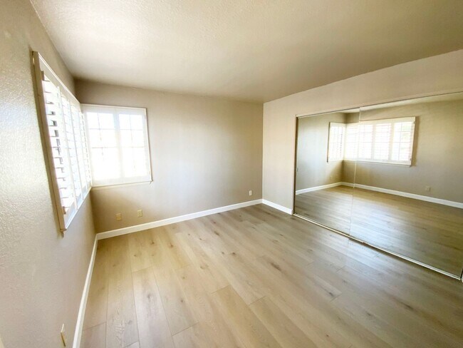 Building Photo - Townhouse with Bay Views!