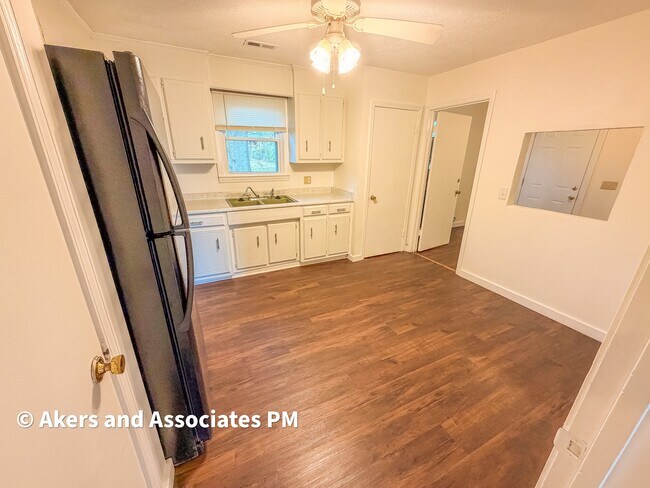 Building Photo - 3 Prestbury Dr