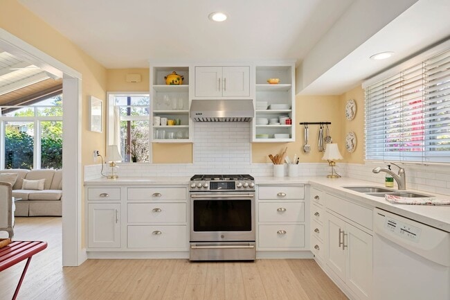 Building Photo - Beautifully updated two bedroom two bath in the heart of Santa Barbara!