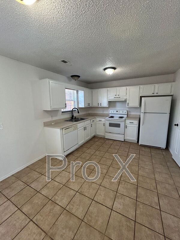 Building Photo - 3301 SW Victoria Pl