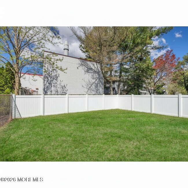 Building Photo - 1145 Roe Ave