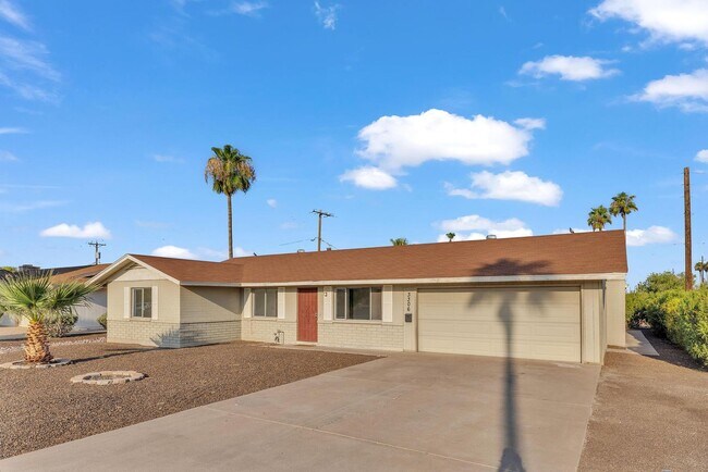 Building Photo - ASU 5 BEDROOM/ 2 BATH WITH POOL!!