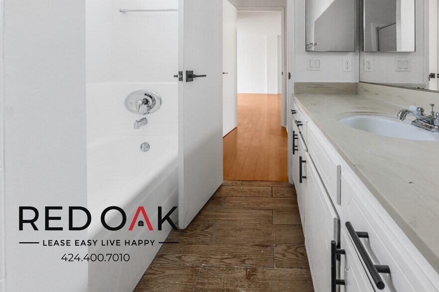 Building Photo - 7720 Hampton Ave