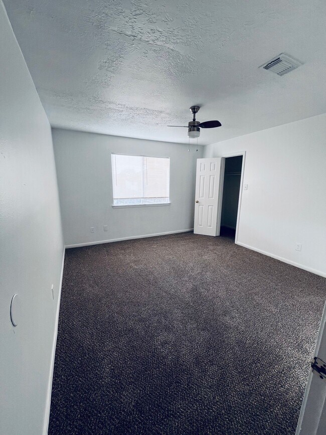 Building Photo - 2206 Laurel Oak Dr