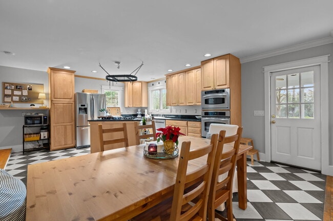 Building Photo - 2050 Midland Rd