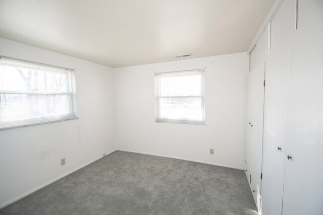 Building Photo - Easy Living on the Southeast Side