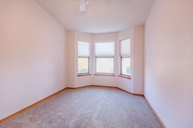 Building Photo - Inviting 3 Bed 2 Bath - Pet Friendly!
