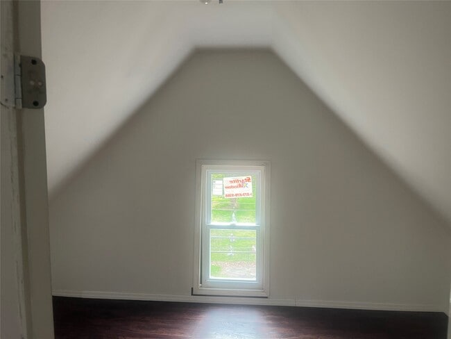 Building Photo - 127 Burbank Ave