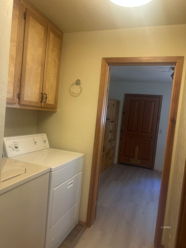 Building Photo - Solar 3 Bd/ 2 Ba. Single-Family Home Rental