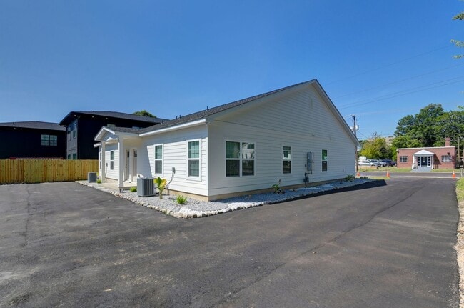 Building Photo - Pre-Leasing for the 26-27 School Year! - N...