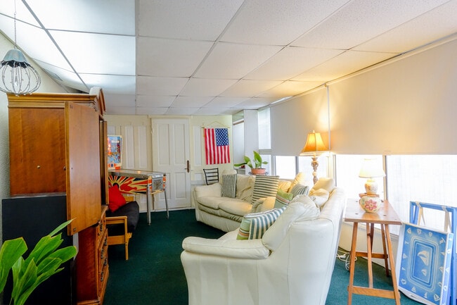 Building Photo - Furnished Single Story Home West of the Freeway