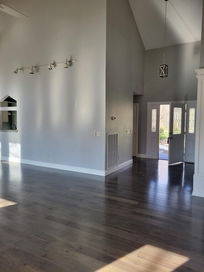 Building Photo - 116 Knollwood Ln