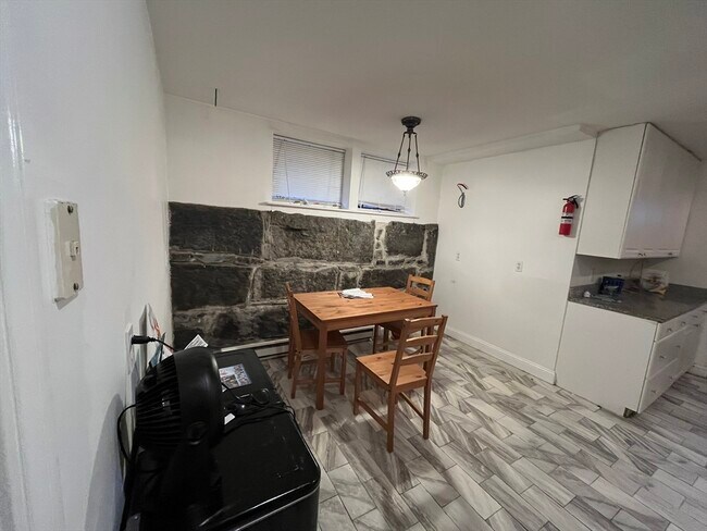 Building Photo - 915 Beacon St