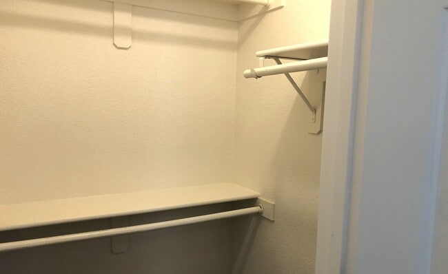 Building Photo - Centrally Located