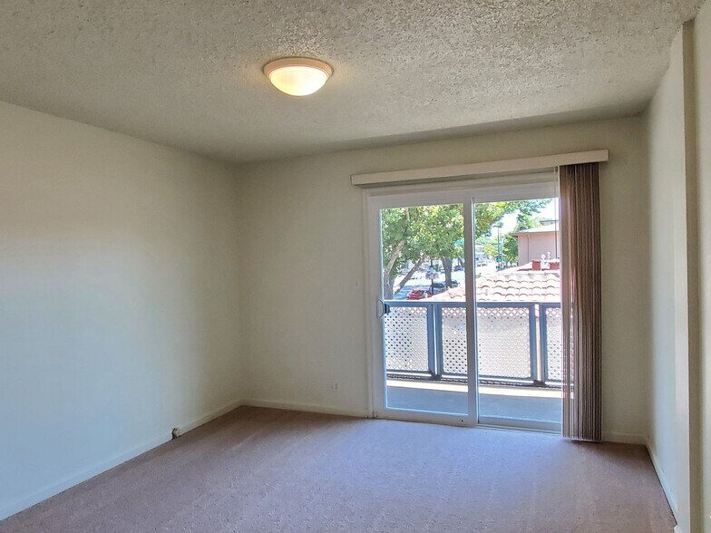 Building Photo - 357 S 4th St