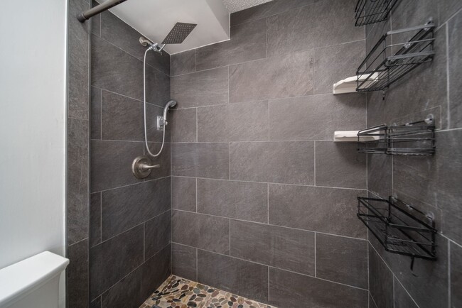 Building Photo - Upgraded Condo w/ Assigned Parking Near H1...