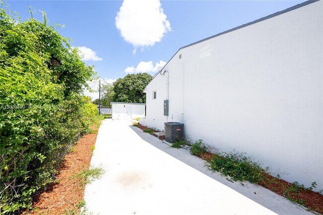 Building Photo - 1221 NW 75th St