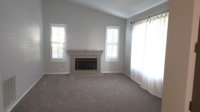 Building Photo - Gorgeous home on the Golf Course in a gated community.