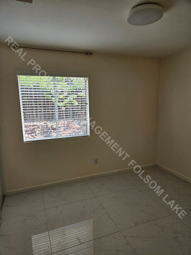 Building Photo - Coming Soon – 3 Bed / 2 Bath Home Near Folsom High School