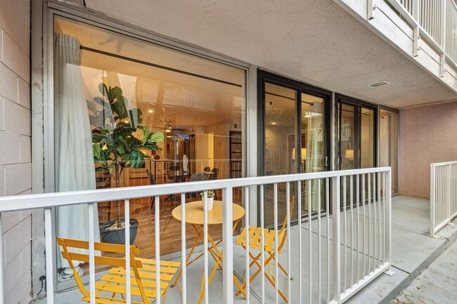 Building Photo - 1425 Lakeside Dr