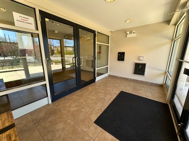 Building Photo - 1075 W Roosevelt Rd