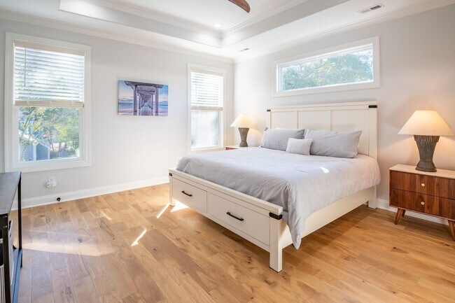 Building Photo - PREMIERE FURNISHED OFF-SEASON SHORT TERM RENTAL!