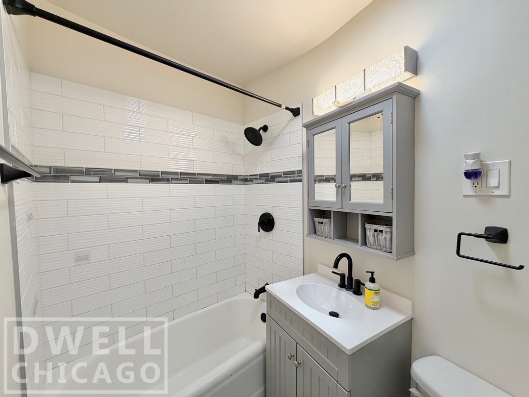 Building Photo - 3837 N Greenview Ave