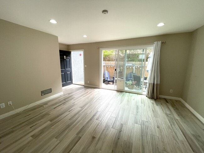 Building Photo - Updated 2 bedroom split level townhome