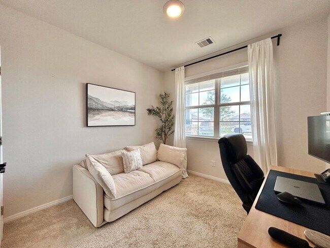 Building Photo - 401 Town Lk Bnd