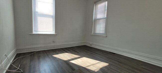 Building Photo - 146 N Peach St