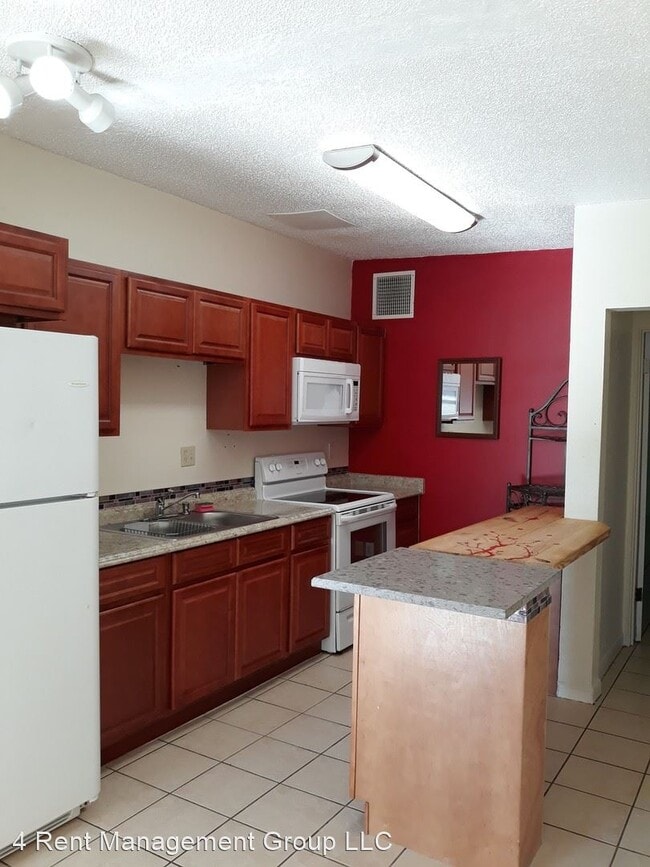 Building Photo - 2 br, 1 bath House - 611 S CR 419