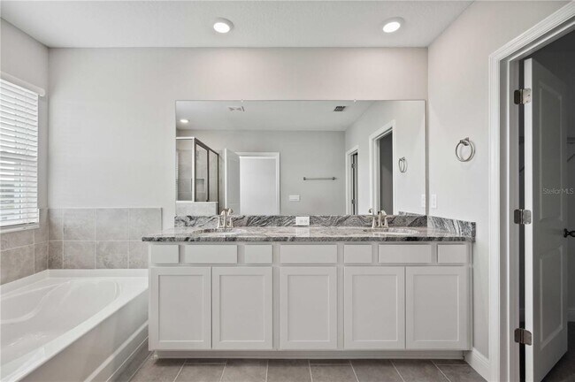 Building Photo - 2560 Warren Acrs Blvd