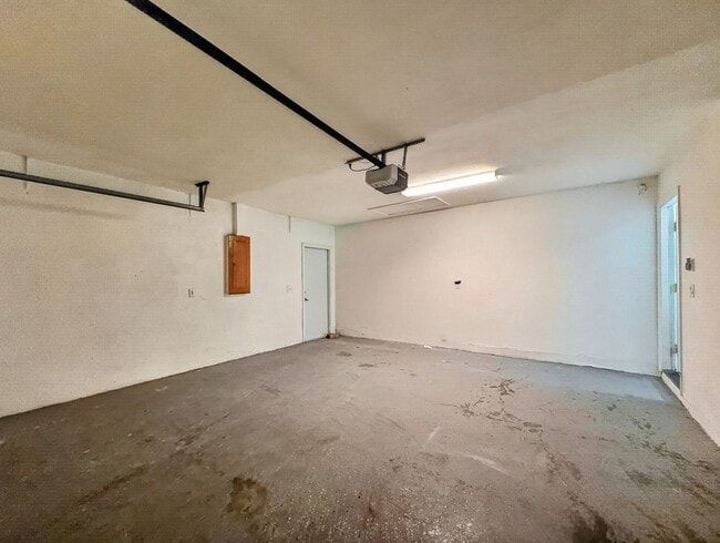 Building Photo - Annual rental offering privacy and space on 1.14 acres in Naples!