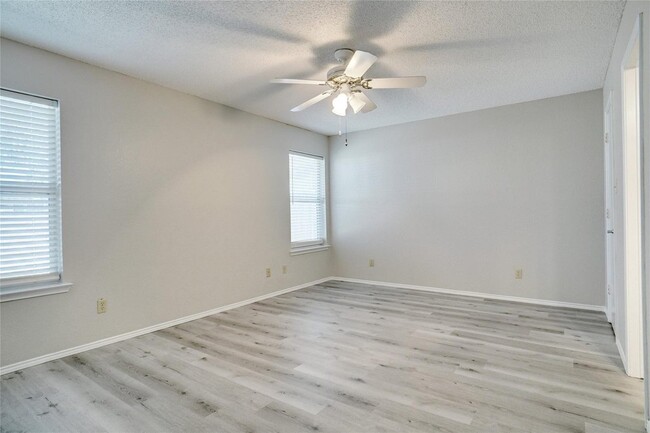 Building Photo - 215 Colt Ln