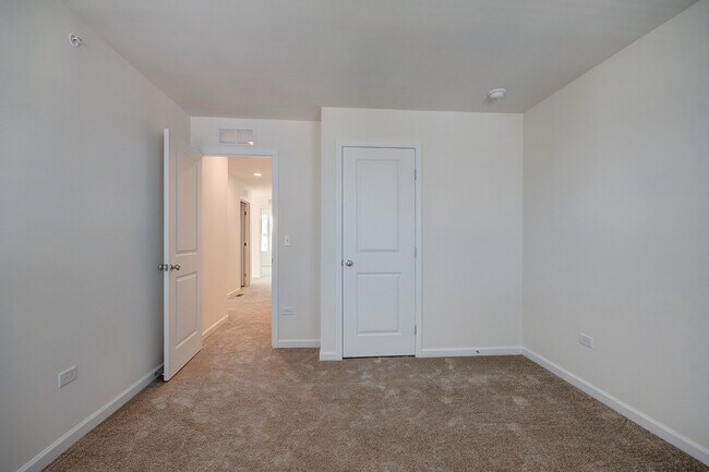 Building Photo - 5935 Hawkweed Dr