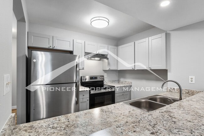 Building Photo - Renovated 3-Level 2BR Townhouse w/ Garage ...