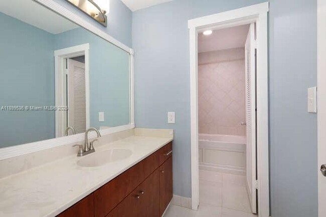 Building Photo - 4732 SW 67th Ave